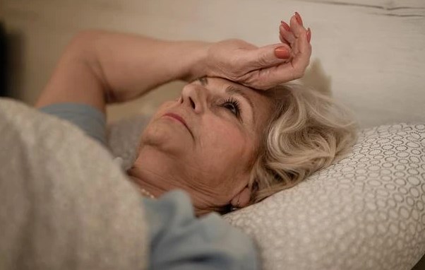 老年人失眠和夜间做梦过多的原因是什么
